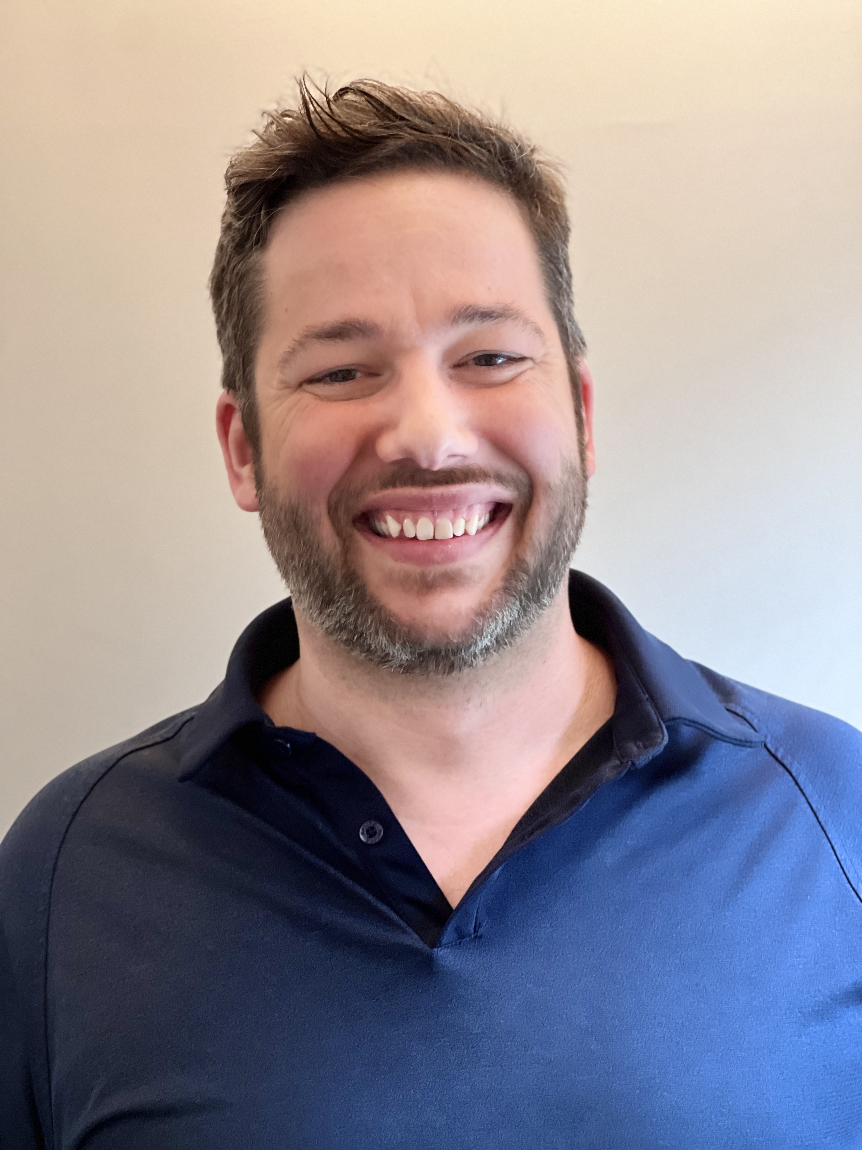 Portrait de Michael Ahern, fondateur d'IntelliSoins, consultant en IA pour la santé à Montréal